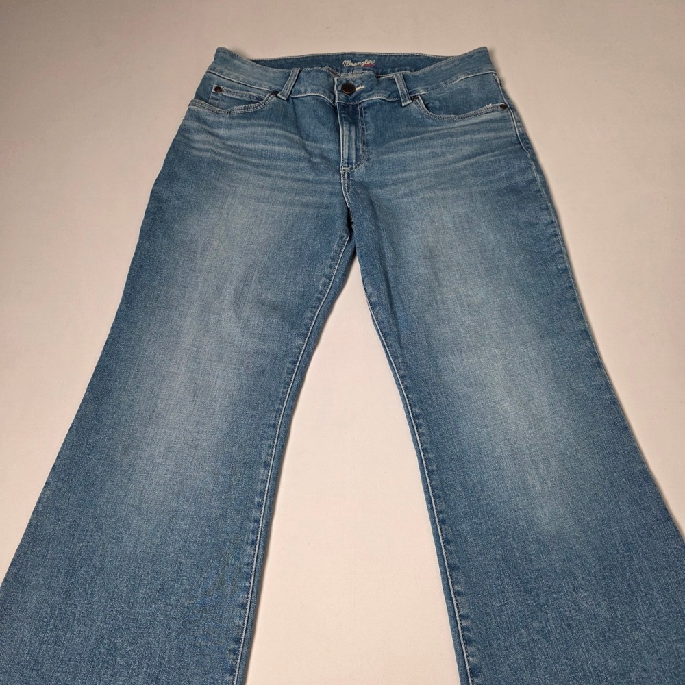 Wrangler Retro Jeans Women 31x32 Blue Flare Leg Distressed Hem Medium Wash